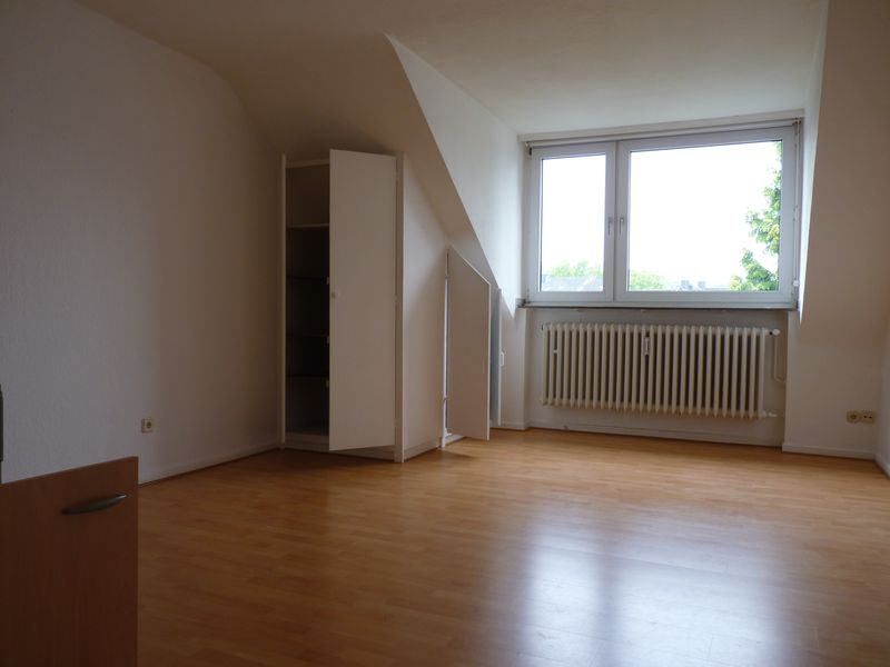 Romantisches 1-Raumappartment im DG mit Einbauküche, Bad und Diele!